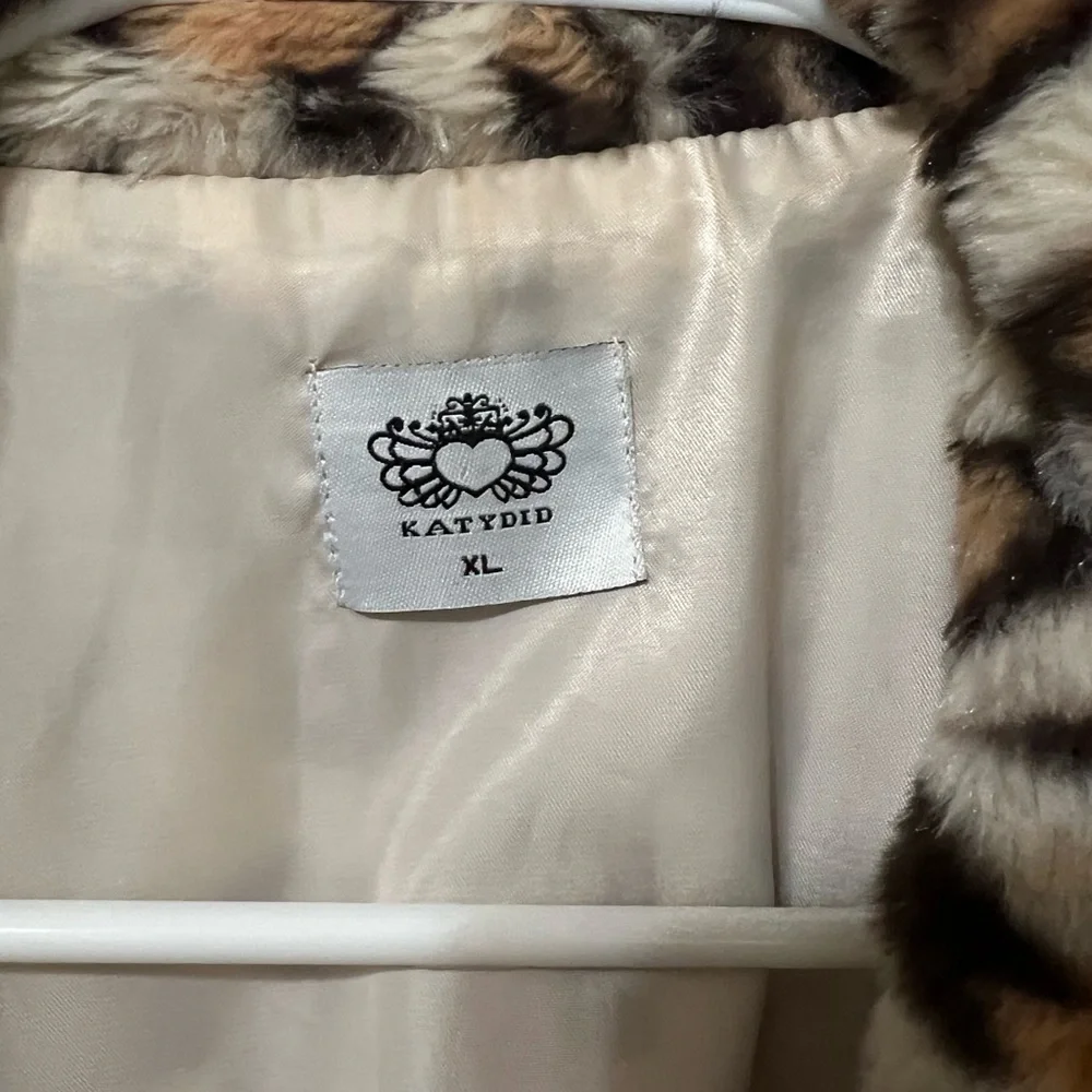 Animal Print Fleece Vest w/pockets - Picture 6 of 6